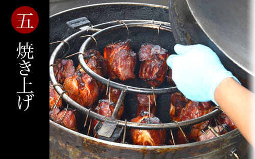 秘伝ダレと炭火で香ばしく焼き上げる